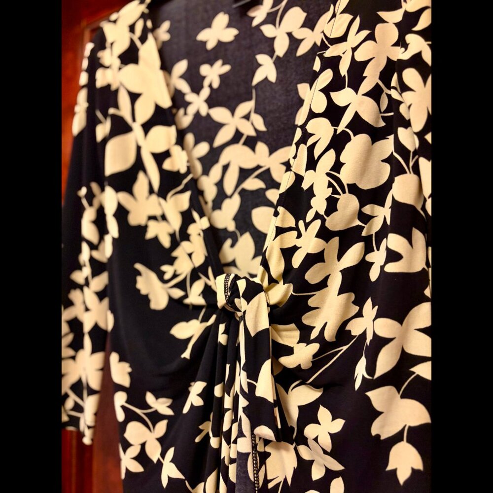 BCBGMaxAzria — Black & Cream Floral Faux Wrap Midi Dress (US 2) - Picture 2 of 4